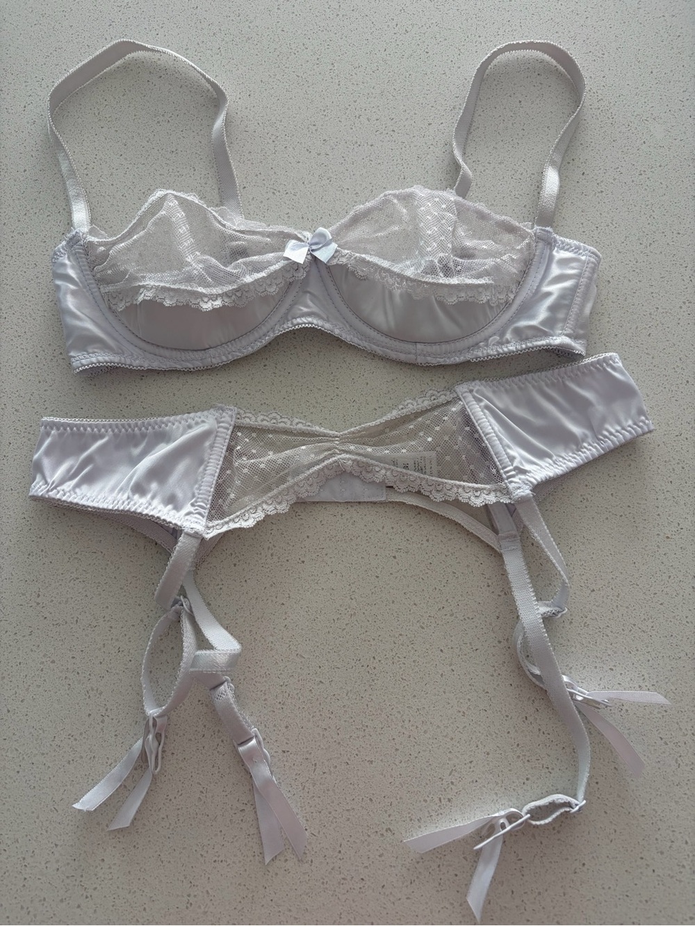 FREDRICKS HOLLYWOOD SET BRA (M) & GARTER (S/M) WHITE SATIN LACE
